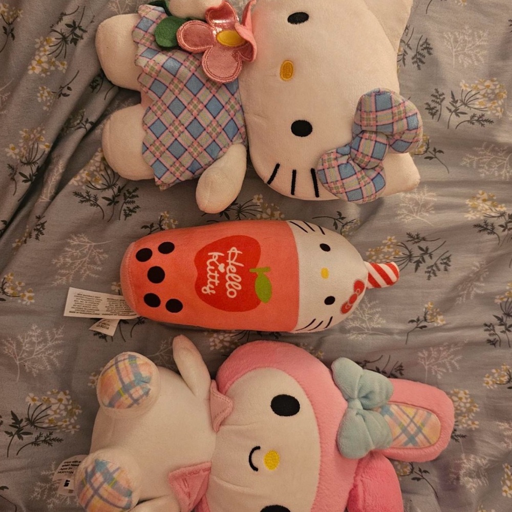 Sanrio Hello Kitty and Friends Plush Set - Pink, White, and Red